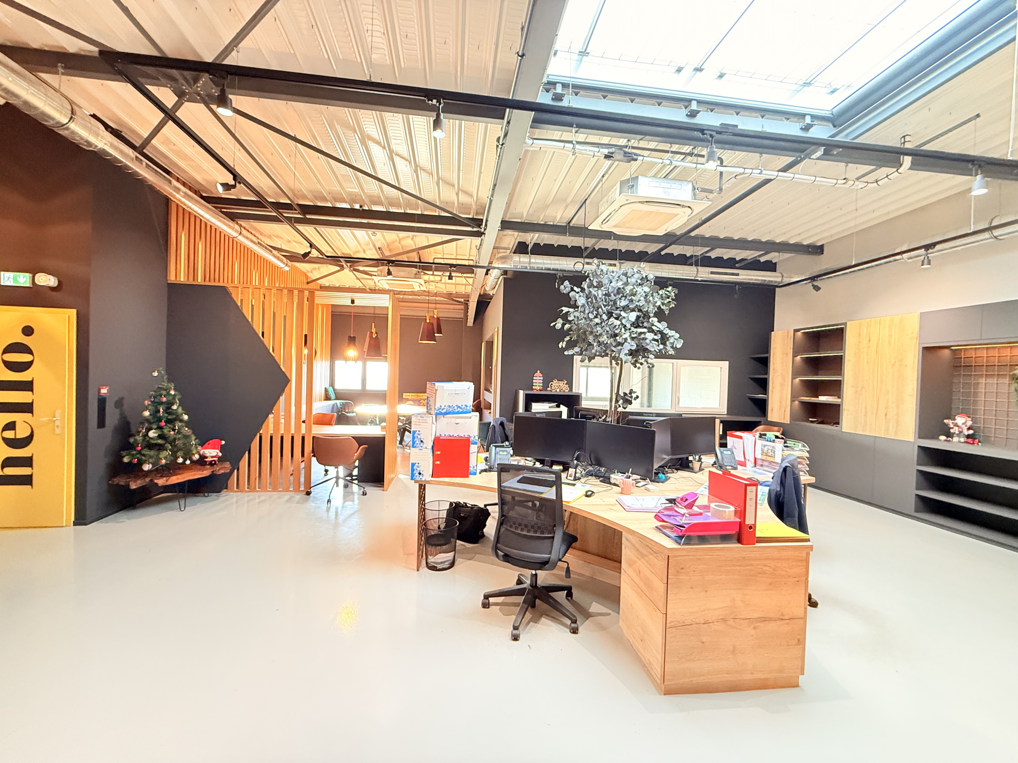 Superbe local / bureau de 358m2.