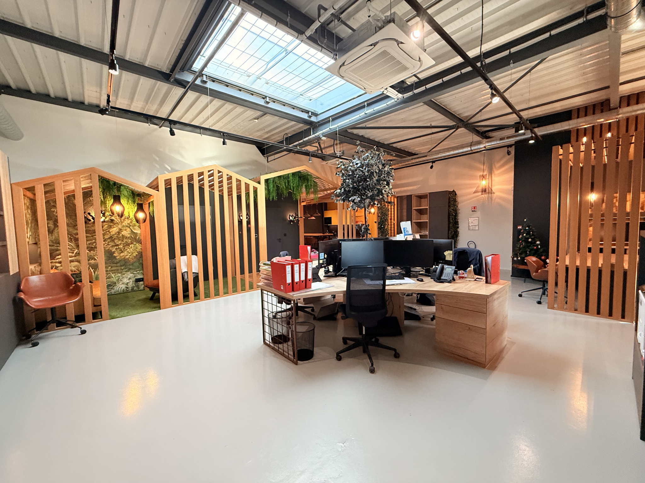 Superbe local / bureau de 358m2.