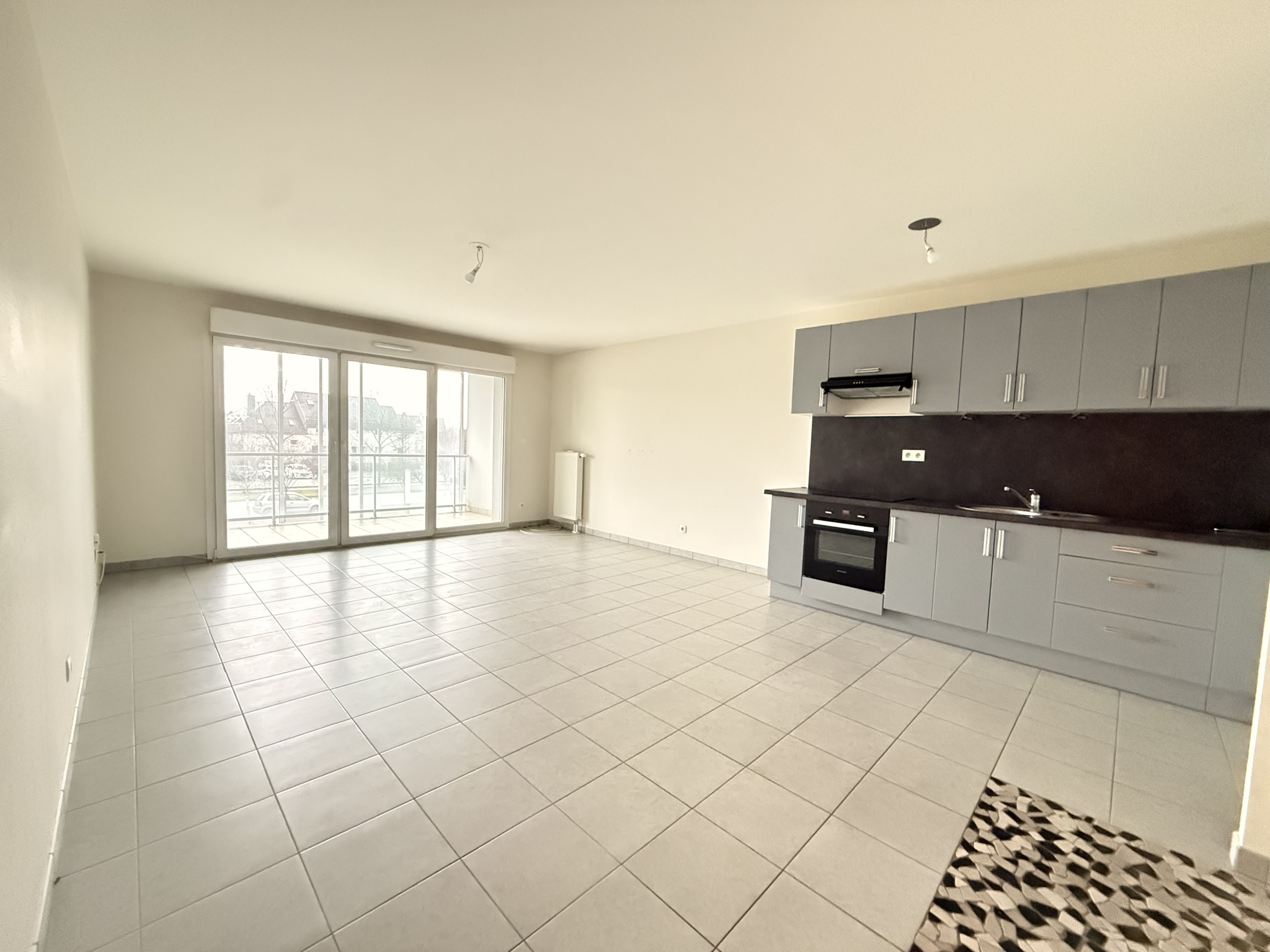 OSTWALD , beau 2 pièces de 56 m2 avec terrasse, parking.