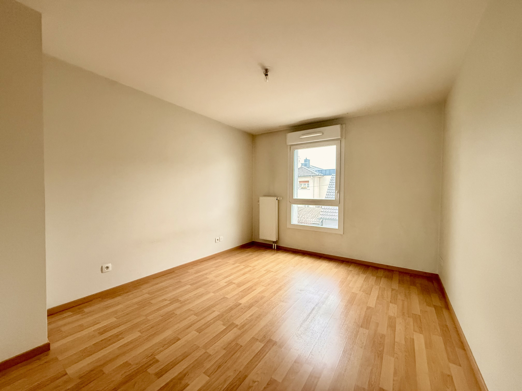 OSTWALD , beau 2 pièces de 56 m2 avec terrasse, parking.