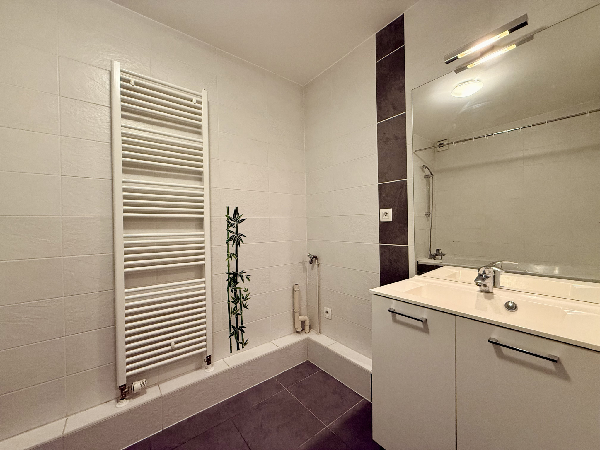 OSTWALD , beau 2 pièces de 56 m2 avec terrasse, parking.