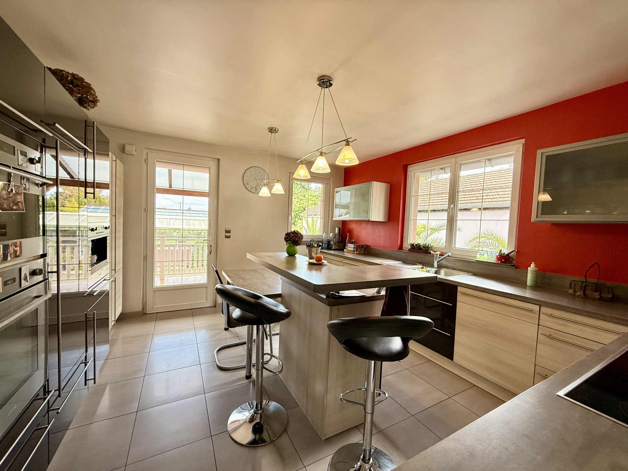 A saisir , belle maison 7 pièces sur 16 ares de terrain.