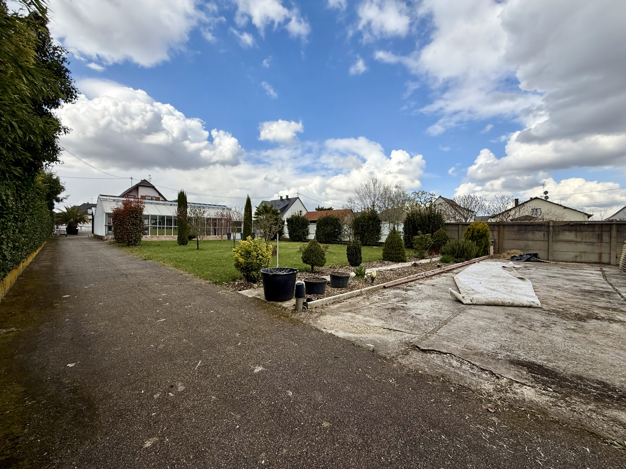 A saisir , belle maison 7 pièces sur 16 ares de terrain.