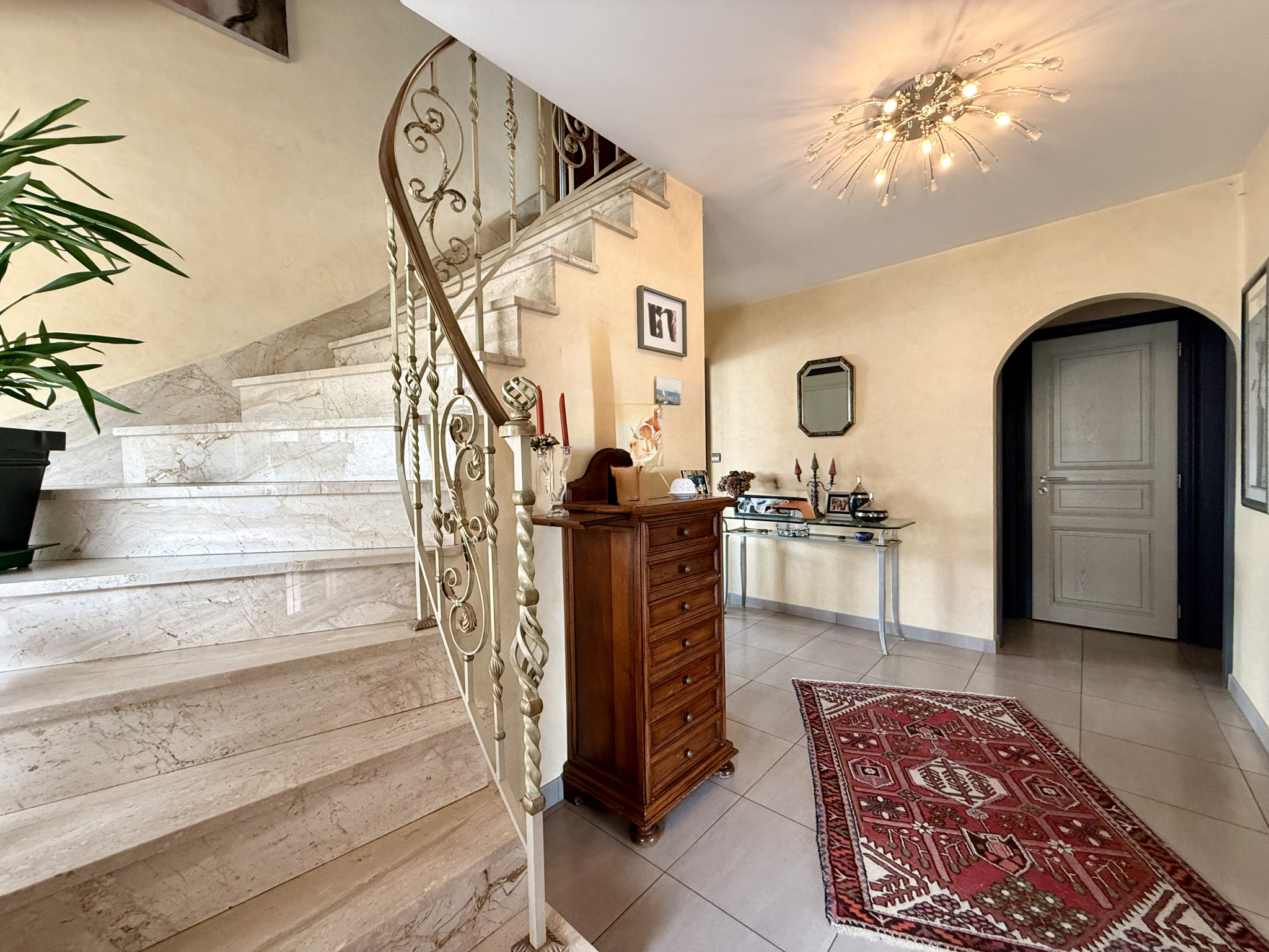 A saisir , belle maison 7 pièces sur 16 ares de terrain.