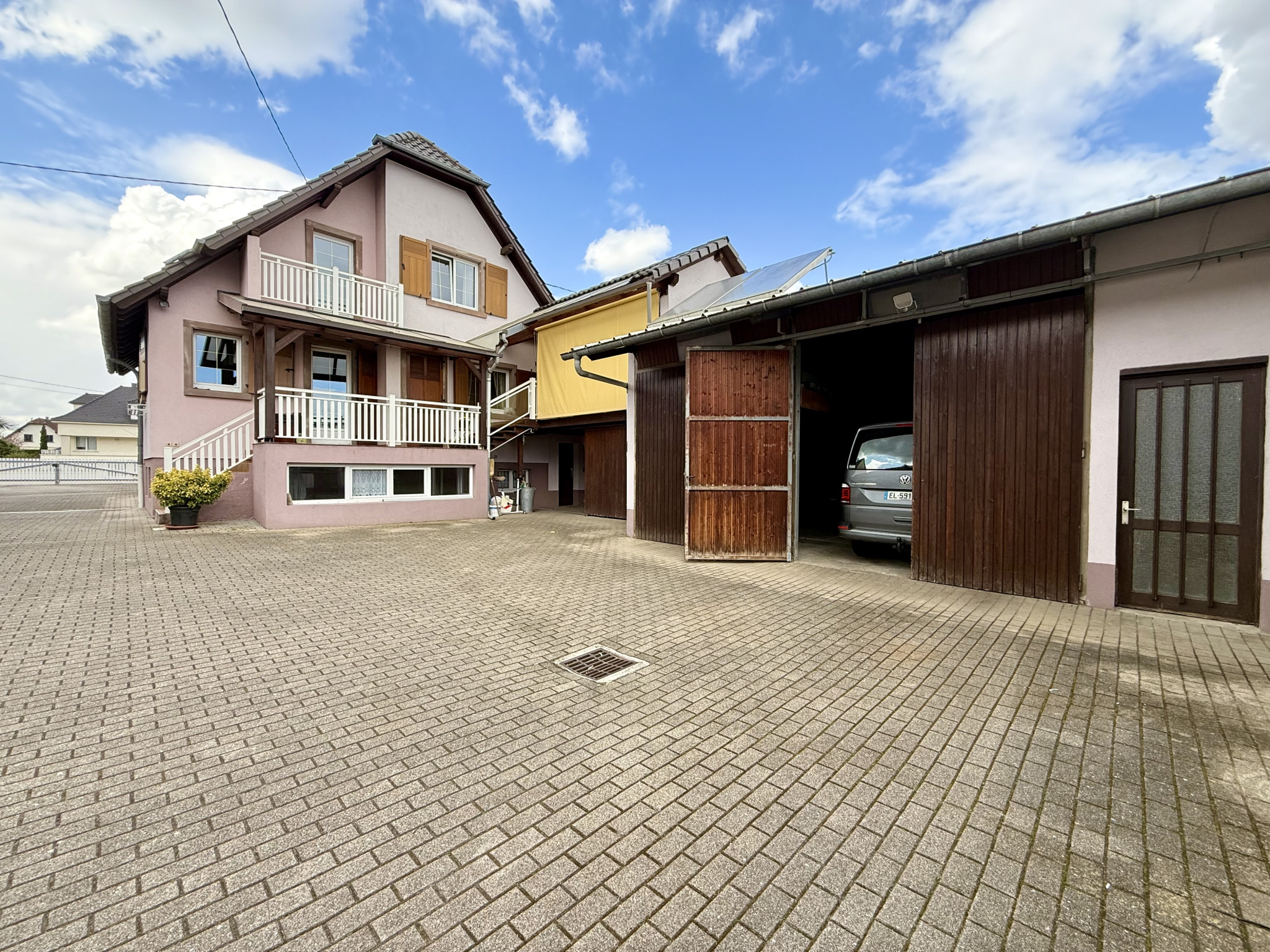 A saisir , belle maison 7 pièces sur 16 ares de terrain.