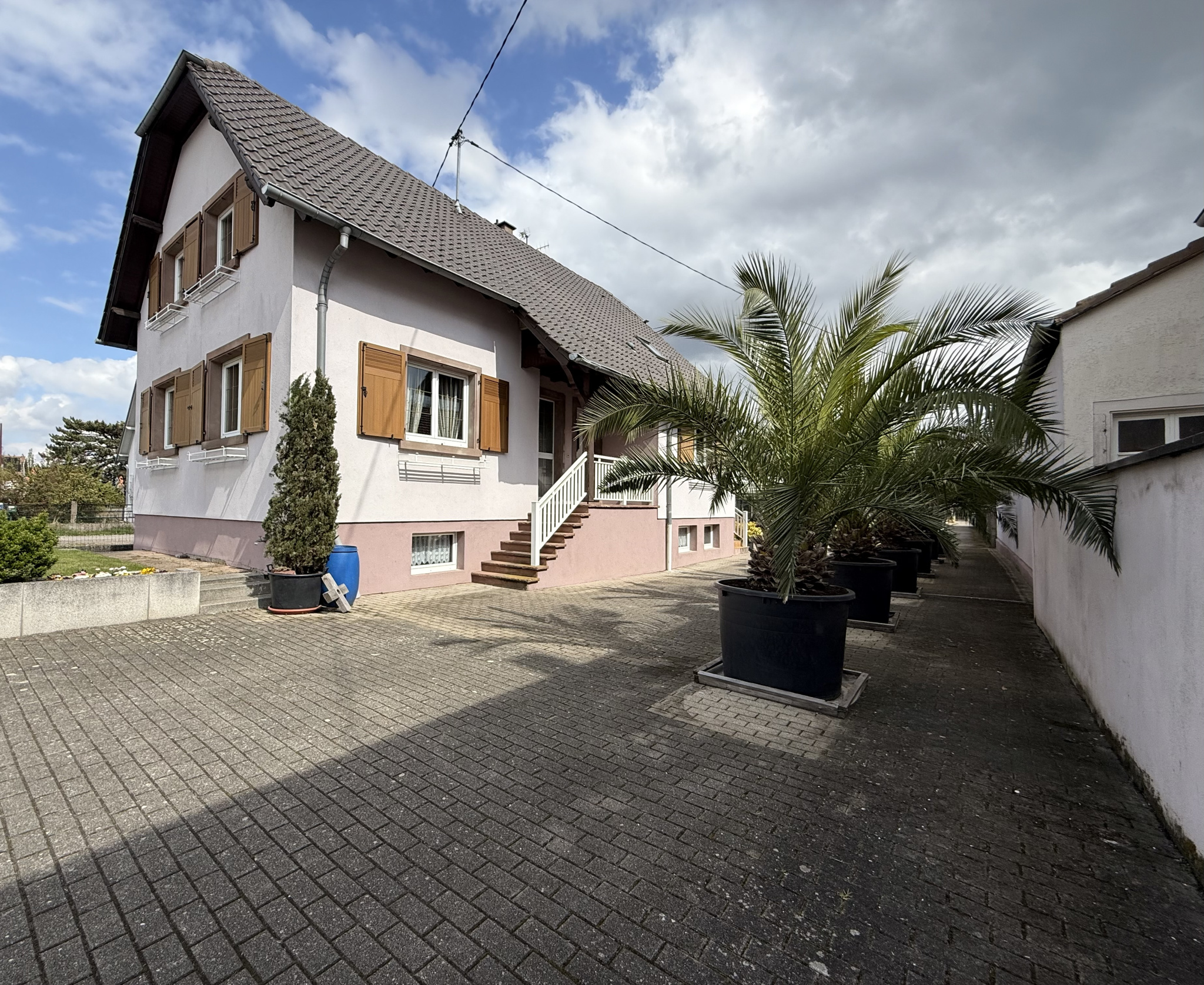 A saisir , belle maison 7 pièces sur 16 ares de terrain.