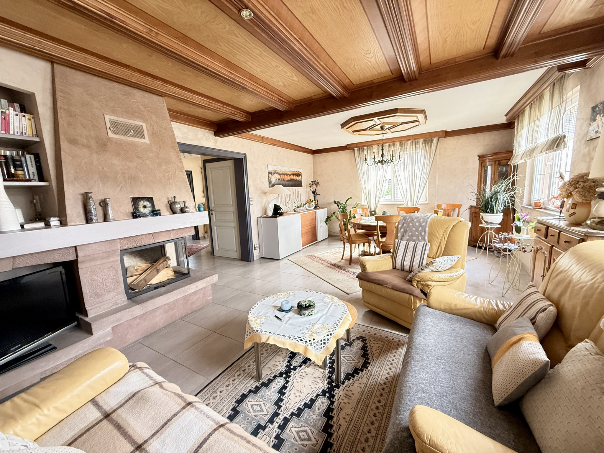 A saisir , belle maison 7 pièces sur 16 ares de terrain.