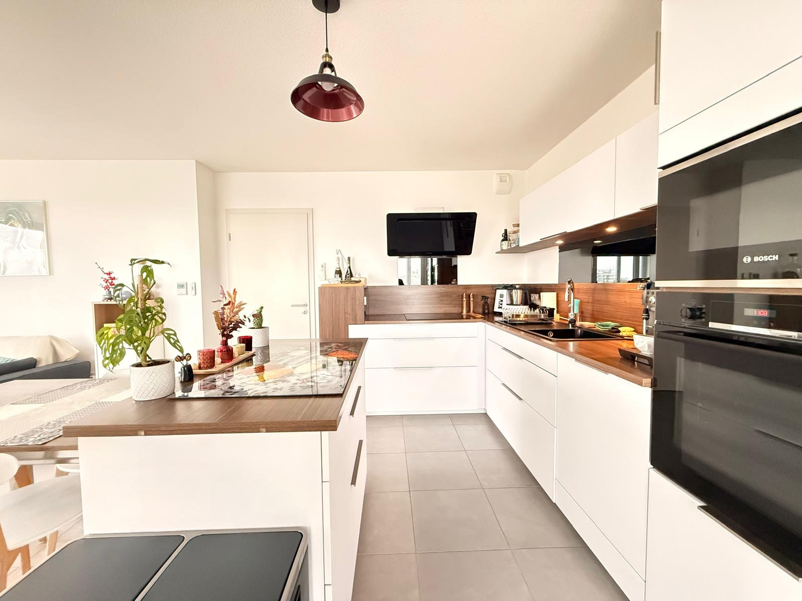 Appartement 3 pièces 65 m2   Lumineux avec véranda, double garage et cave