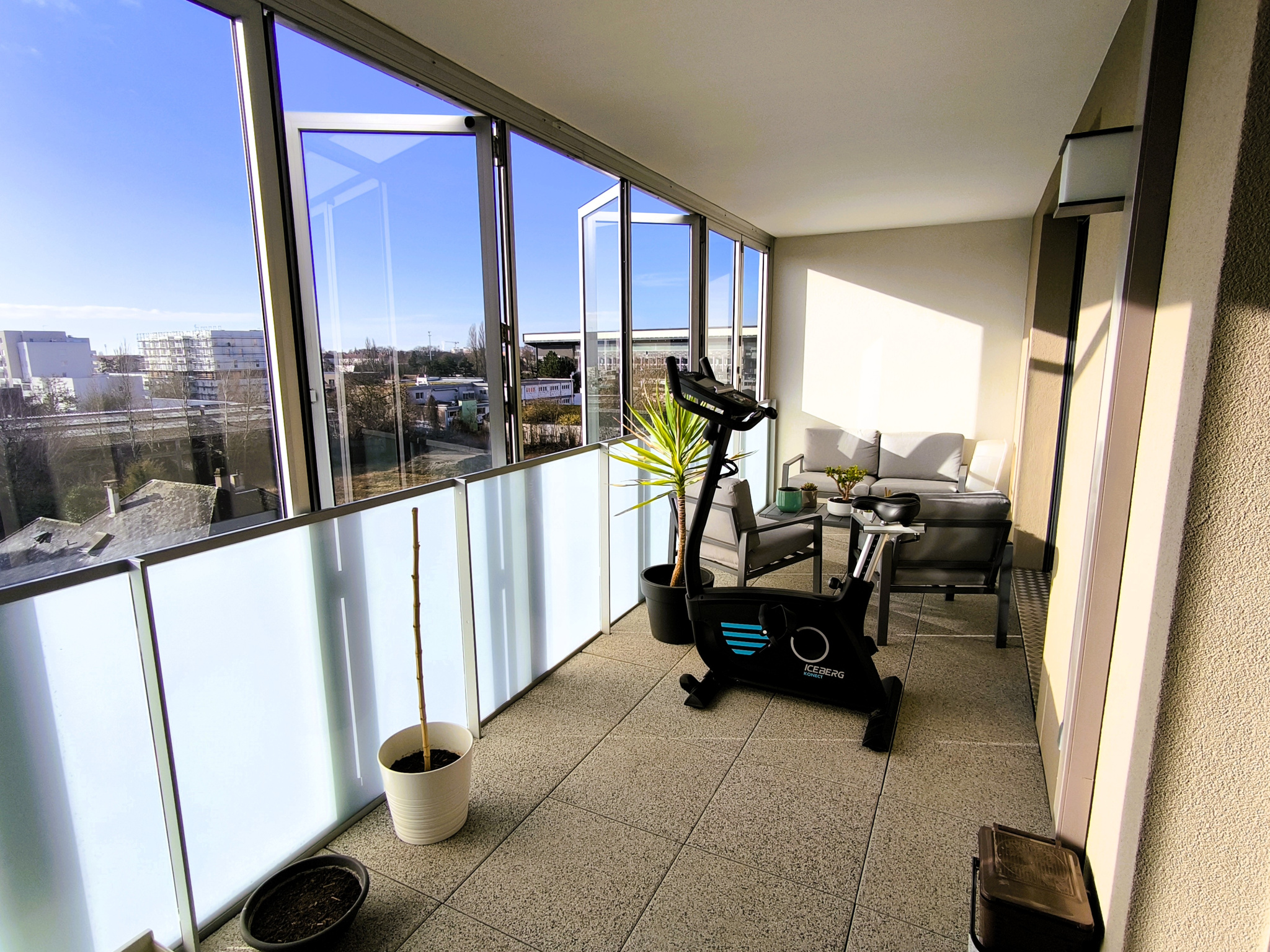 Appartement 3 pièces 65 m2   Lumineux avec véranda, double garage et cave