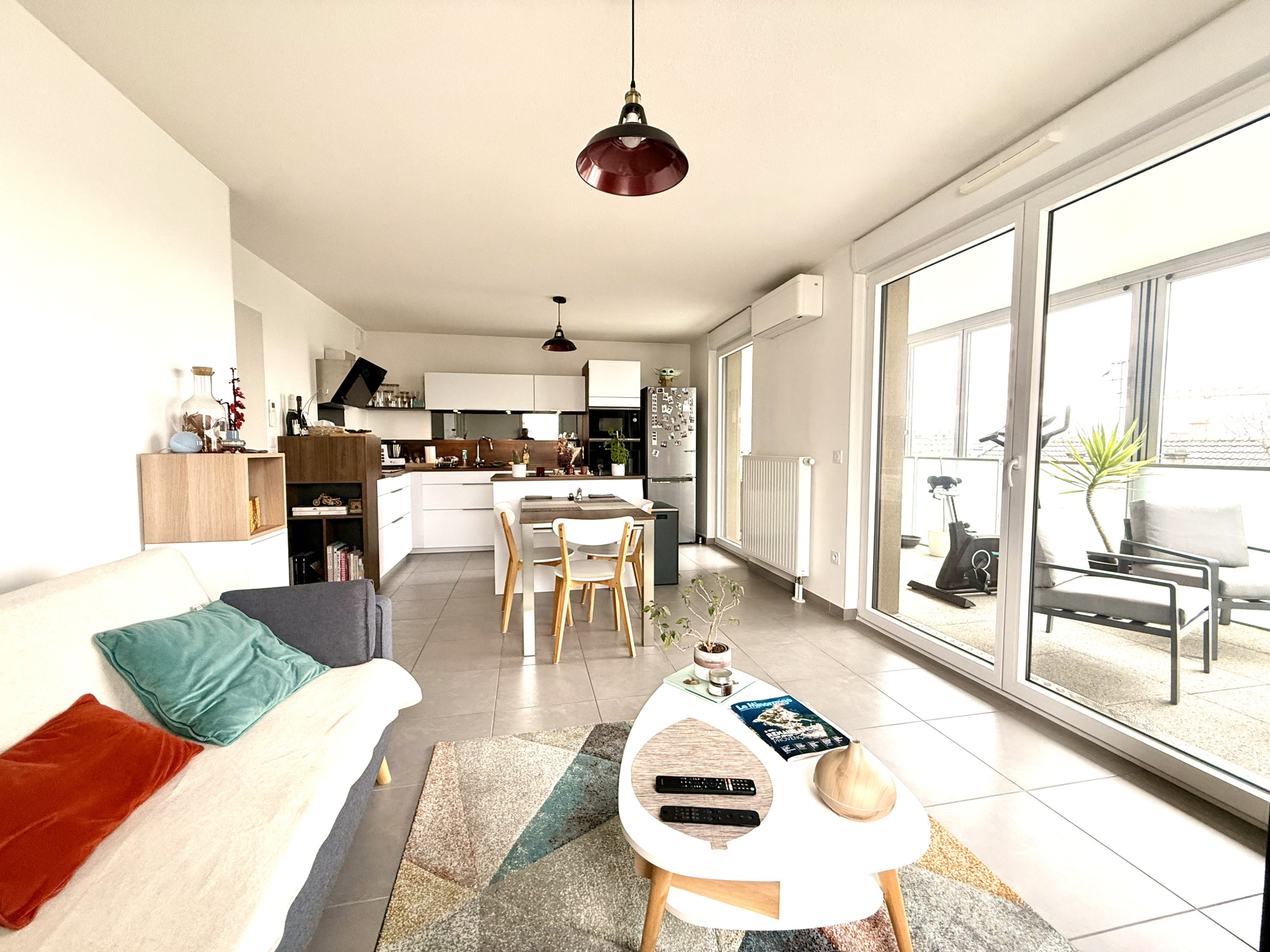 Appartement 3 pièces 65 m2   Lumineux avec véranda, double garage et cave
