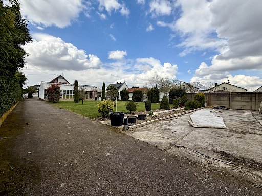 A saisir , belle maison 7 pièces sur 16 ares de terrain.