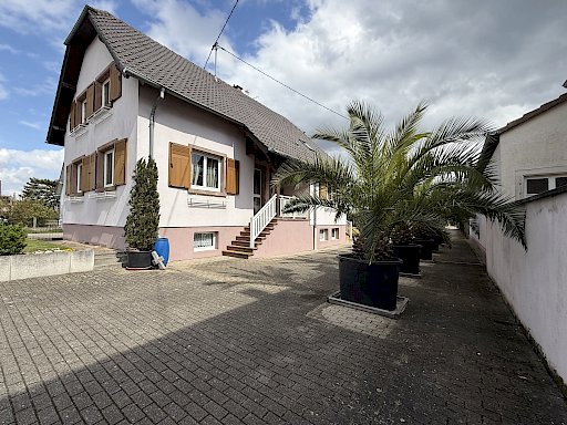 A saisir , belle maison 7 pièces sur 16 ares de terrain.