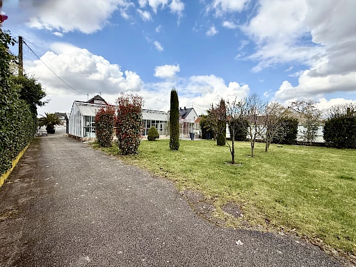 A saisir , belle maison 7 pièces sur 11,5 ares de terrain.