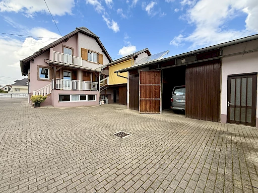 A saisir , belle maison 7 pièces sur 16 ares de terrain.