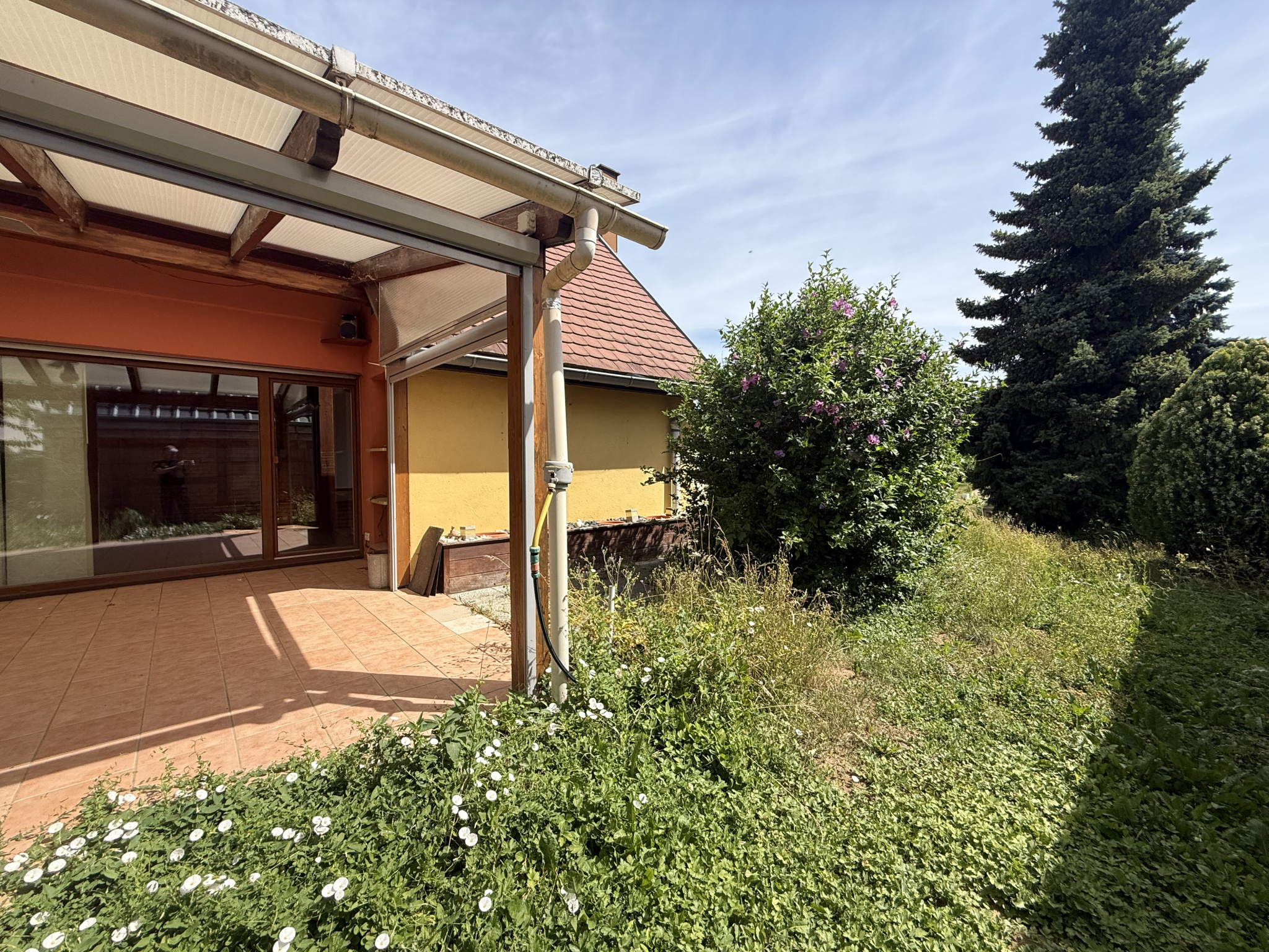 À saisir à Mundolsheim   Maison 6 pièces de 137 m2 habitables sur terrain verdoyant de 16,45 ares avec piscine