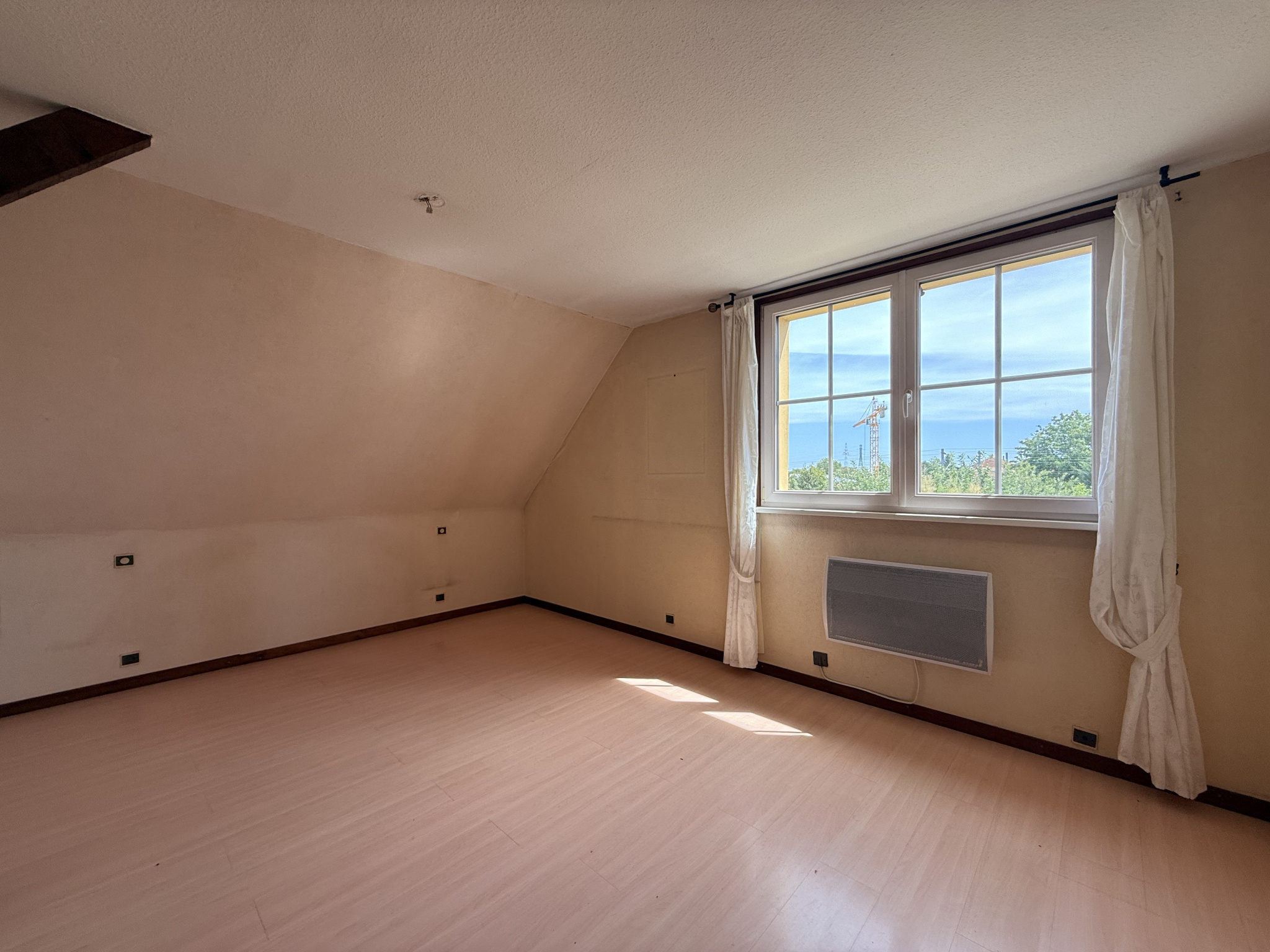 À saisir à Mundolsheim   Maison 6 pièces de 137 m2 habitables sur terrain verdoyant de 16,45 ares avec piscine
