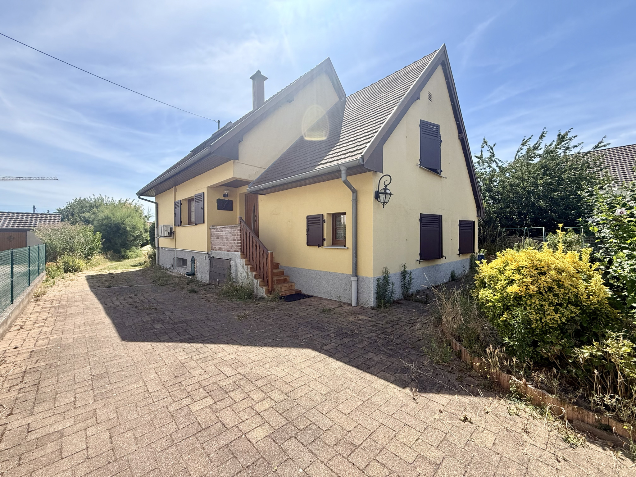 À saisir à Mundolsheim   Maison 6 pièces de 137 m2 habitables sur terrain verdoyant de 16,45 ares avec piscine