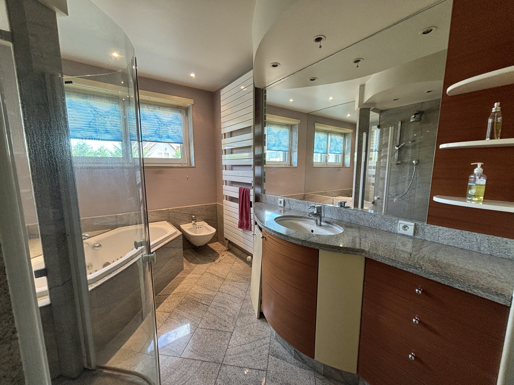 Élégante maison familiale de 220 m2 sur un magnifique terrain arboré de 15 ares