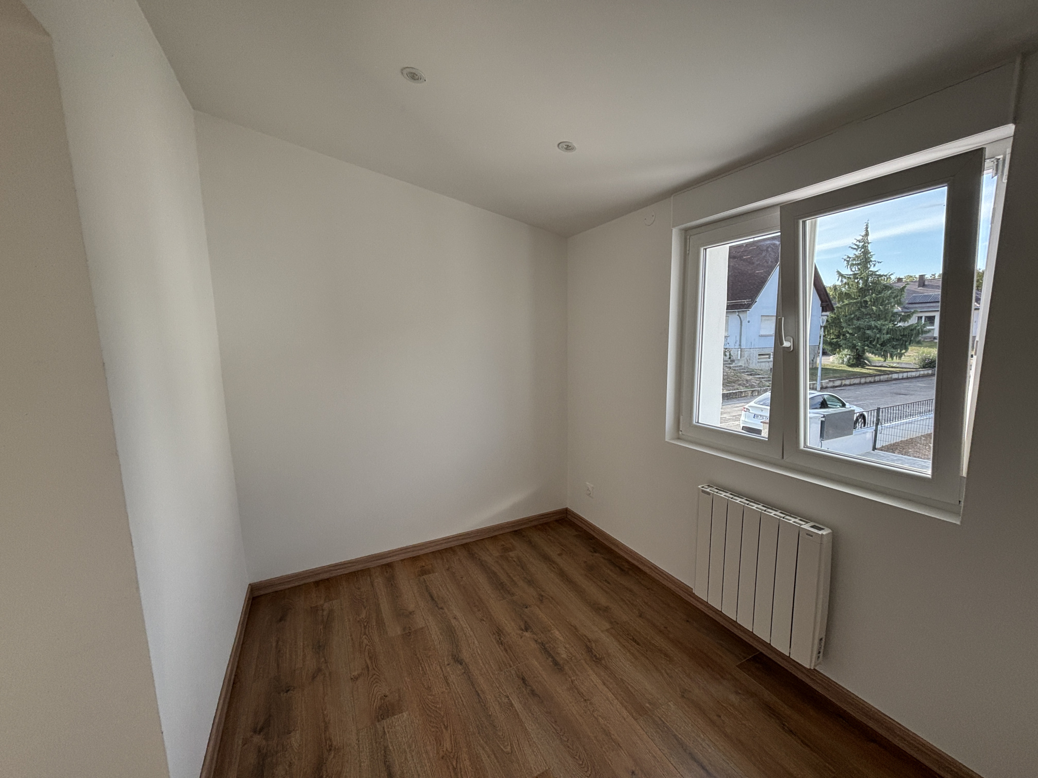 SOUSPLEX DE 100 M2   4 CHAMBRES   2 SALLES DE BAIN   ESPACE VERT & GARAGE