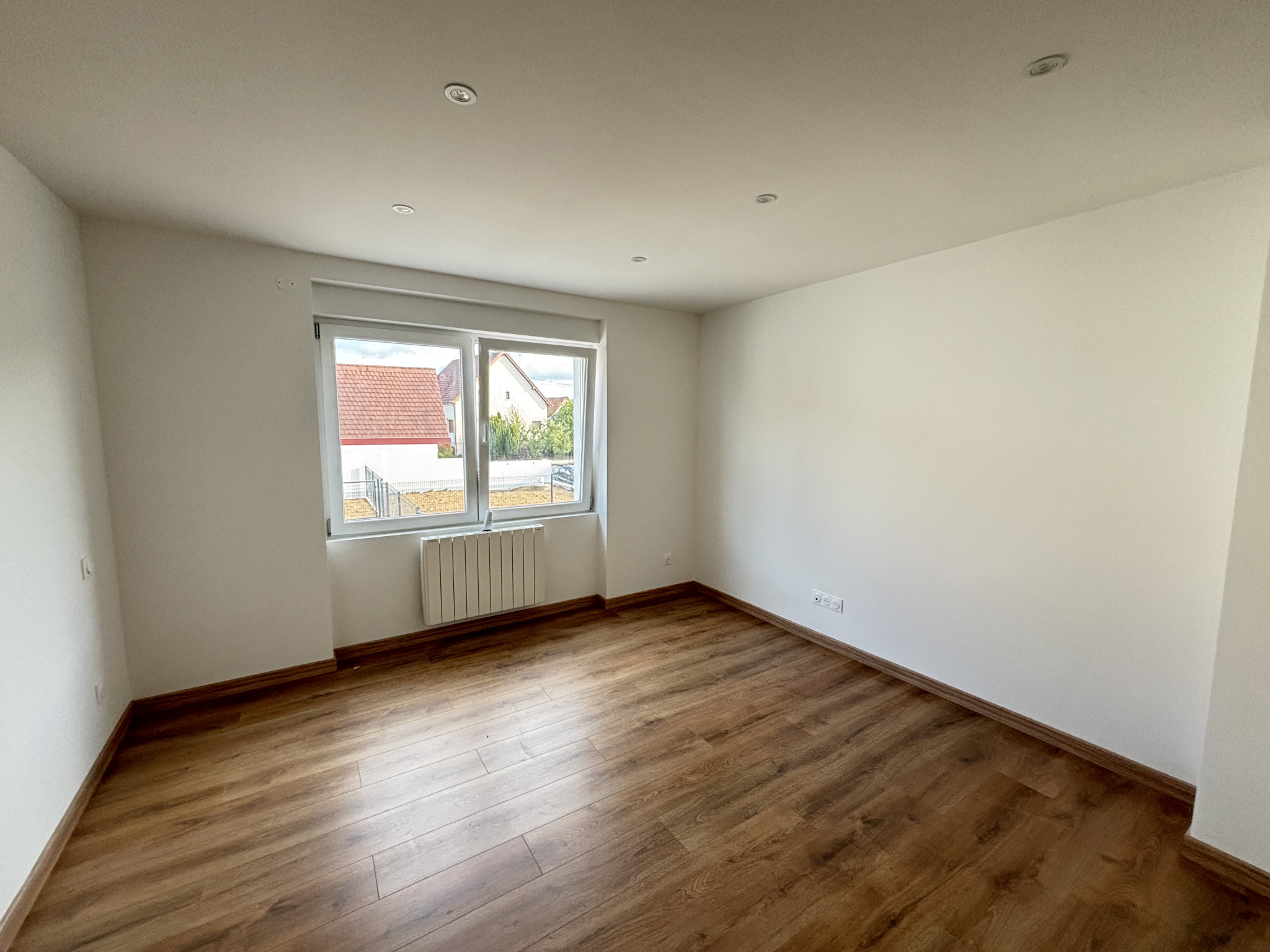 SOUSPLEX DE 100 M2   4 CHAMBRES   2 SALLES DE BAIN   ESPACE VERT & GARAGE
