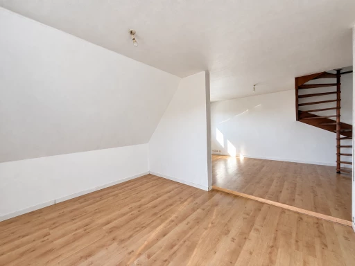 Beau duplex 4/5 P 83m2hab./ 104m2 sol avec garage et cave.