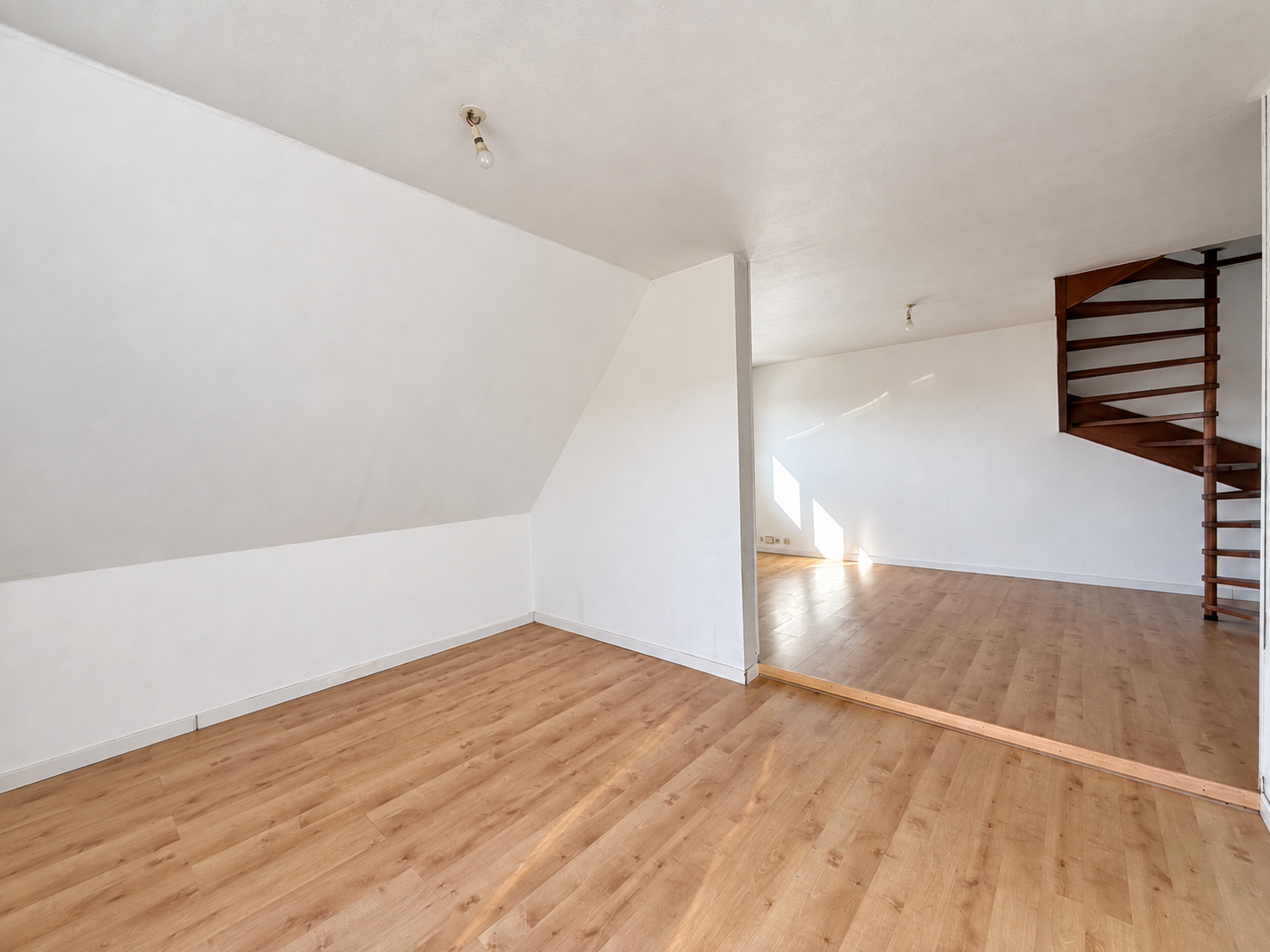 Beau duplex 4/5 P 83m2hab./ 104m2 sol avec garage et cave.